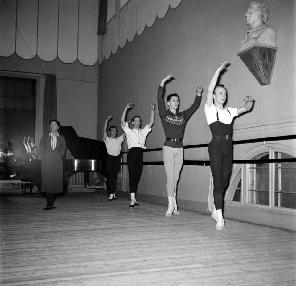 Balletdansers trainen en krijgen les in een oefenruimte, Bestanddeelnr 252-9194