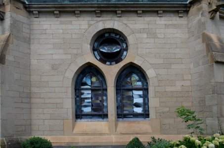 Bad Homburg, St. Marienkirche, Krypta, Glasfenster Baum von Außen