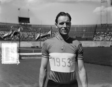 Baancompetitie in Olympisch Stadion te Amsterdam. Cor de Best, Nederlands kampio, Bestanddeelnr 905-7953