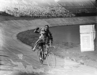 Baankompetitie in Olympisch Satdion te Amsterdam. Winnaar achtervolging profs Wi, Bestanddeelnr 905-7949