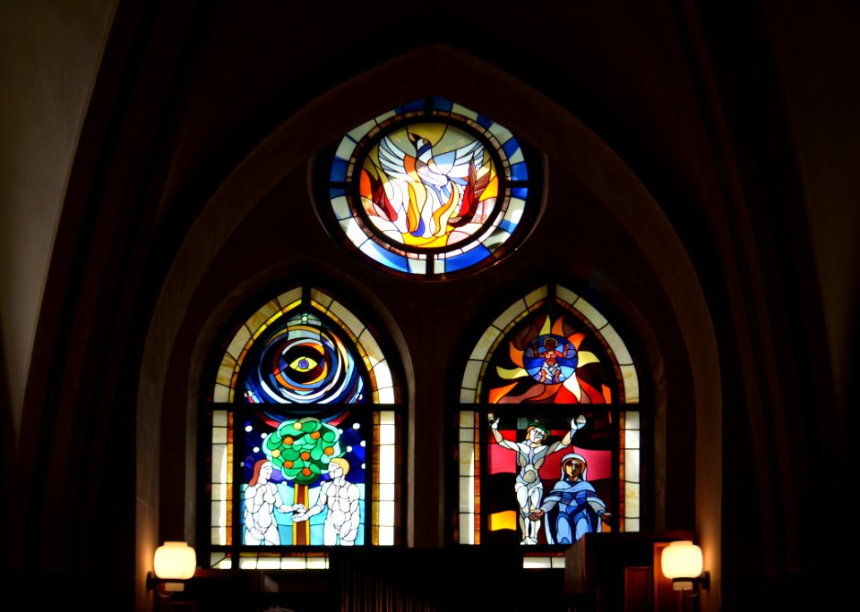 Bad Homburg, St. Marienkirche, Krypta, Glasfenster Kopfende