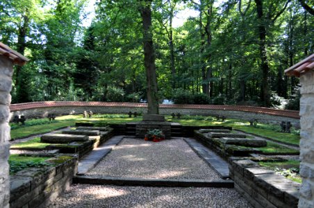 Bad Homburg, Waldfriedhof, Ehrenfeld, zentrales Grab (1)