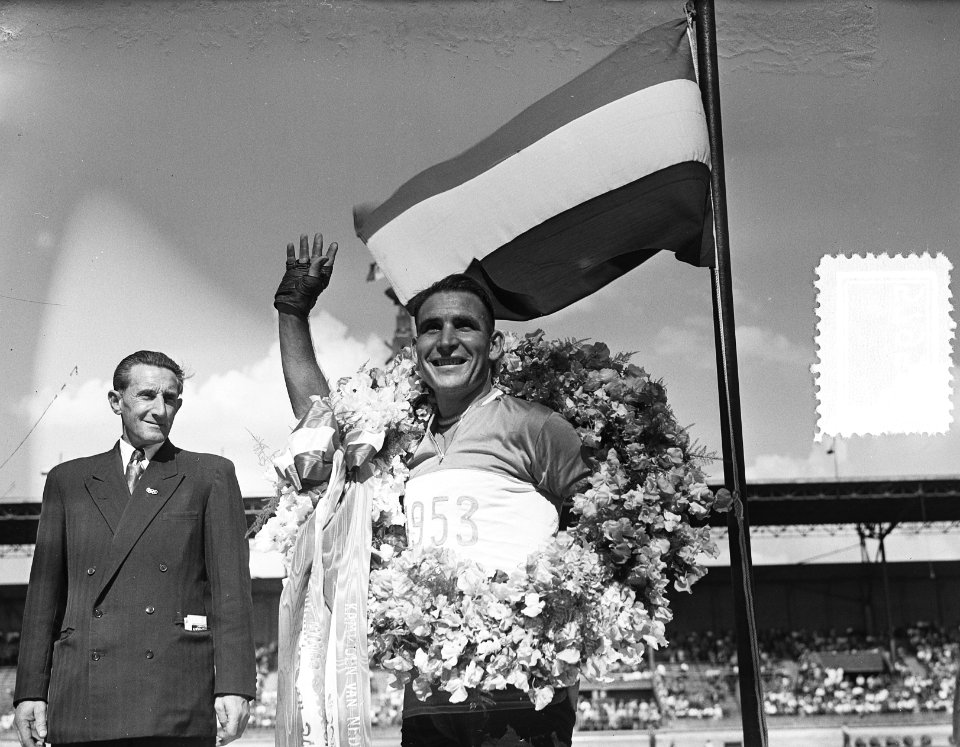 Baankompetitie in Olympisch Stadion te Amsterdam. Wim van Est, Bestanddeelnr 905-7958