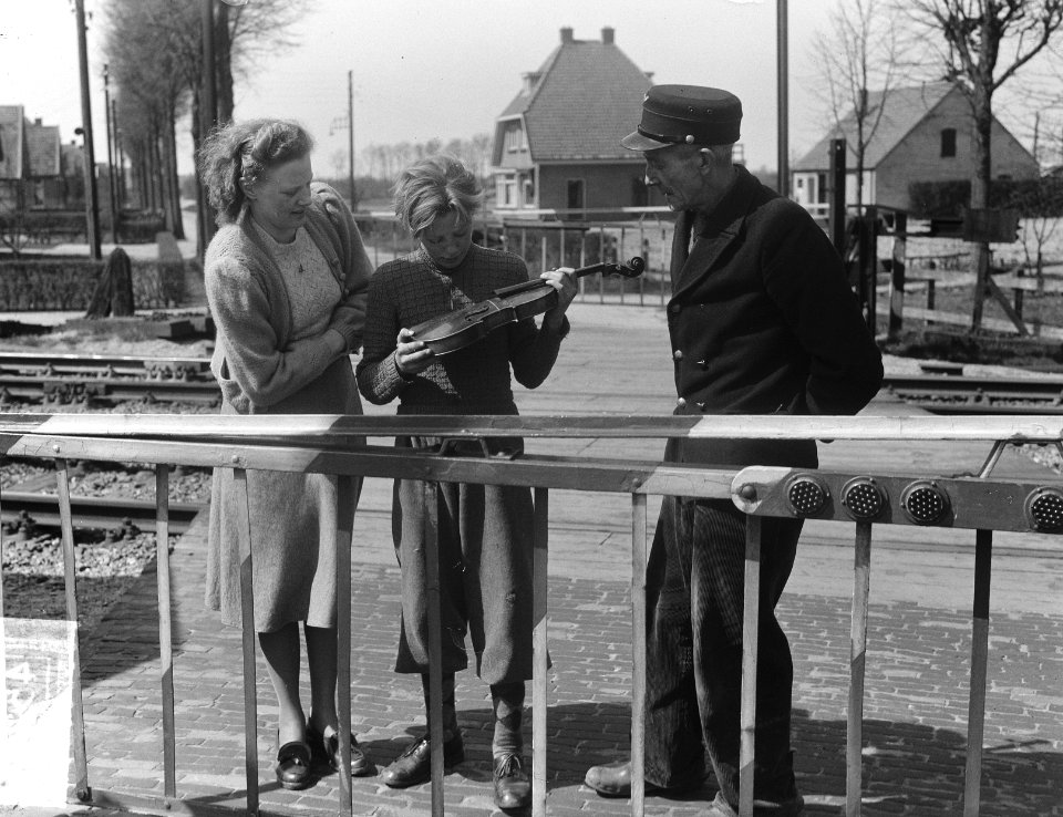 Baanwachter A.B. Blaauwbroek uit Ermelo koopt Stradivarius viool voor 25 cent, Bestanddeelnr 904-5281