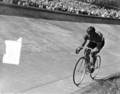Baankompetitie in Olympisch Stadion te Amsterdam. Wim van Est, Bestanddeelnr 905-7957