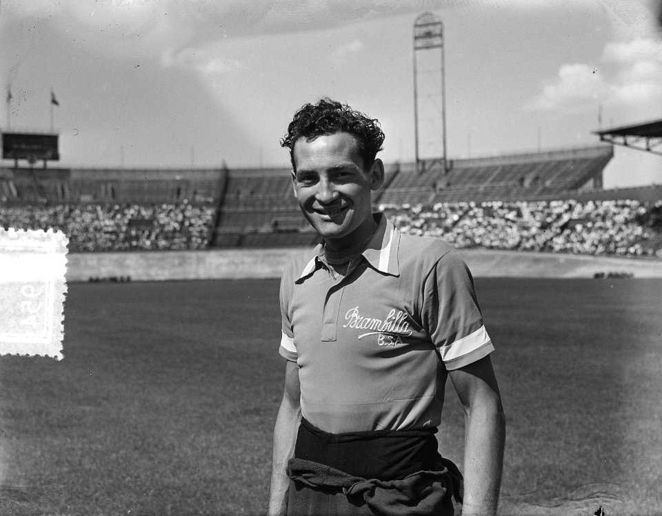 Baancompetitie in Olympisch Stadion te Amsterdam. Hein Tarzan van Breenen., Bestanddeelnr 905-7954