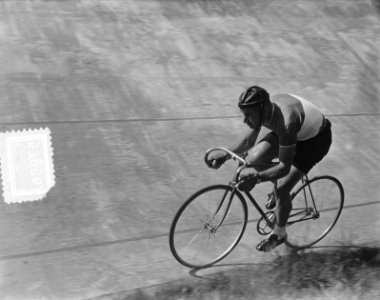 Baankompetitie in Olympisch Stadion te Amsterdam. Wim van Est, Bestanddeelnr 905-7956