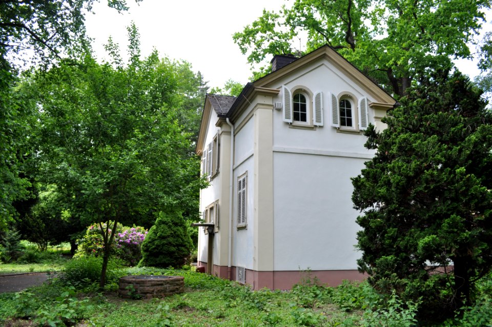 Bad Homburg, Gustavsgarten, Pförtnerhaus mit Brunnen