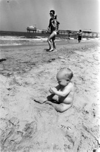 Baby aan strand van Scheveningen, Bestanddeelnr 932-6272