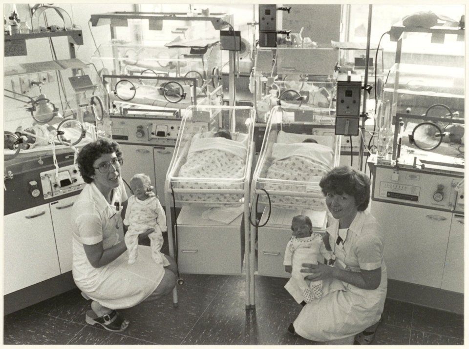 Baby afdeling in de Mariastichting. Verpleegkundige Dievendal (l.) en Van der Horst. NL-HlmNHA 54012268