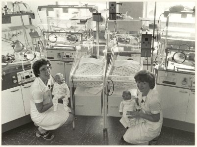Baby afdeling in de Mariastichting. Verpleegkundige Dievendal (l.) en Van der Horst. NL-HlmNHA 54012268