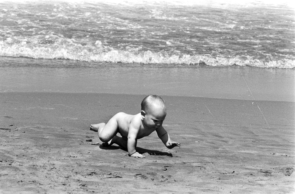 Baby aan strand van Scheveningen, Bestanddeelnr 932-6274