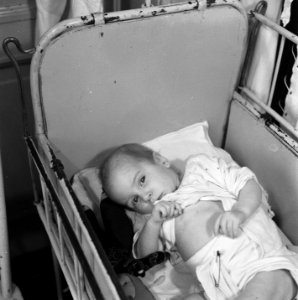 Baby in ledikant, Bestanddeelnr 900-7987