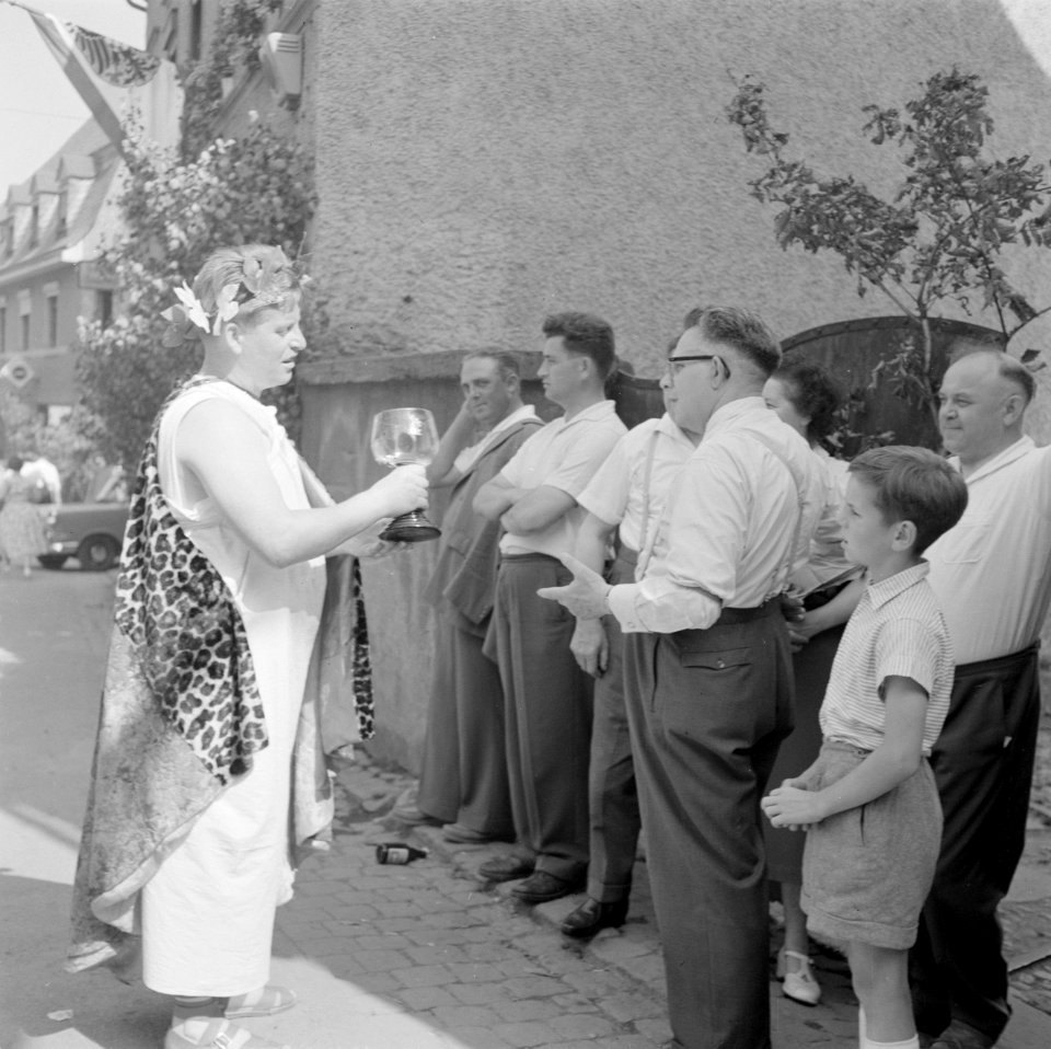 Bacchus met een moezelglas met wijn bij toeschouwers van de optocht, Bestanddeelnr 254-3884