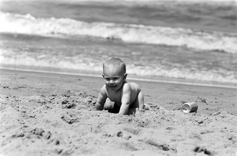 Baby aan strand van Scheveningen, Bestanddeelnr 932-6273