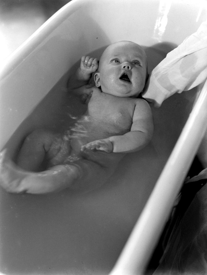 Baby Agnes in een plastic badje, Bestanddeelnr 189-1165