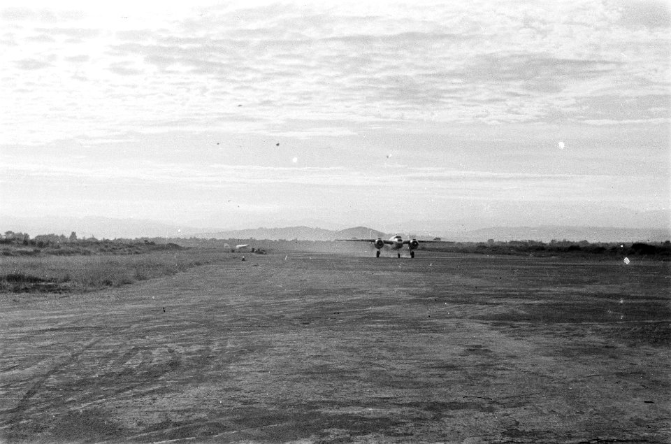 B-25 Mitchell bommenwerper stijgt op of landt, Bestanddeelnr 5015