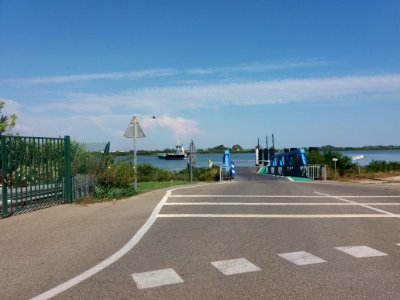 Bac de Barcarin - Bac arrivant côté Salin-de-Giraud