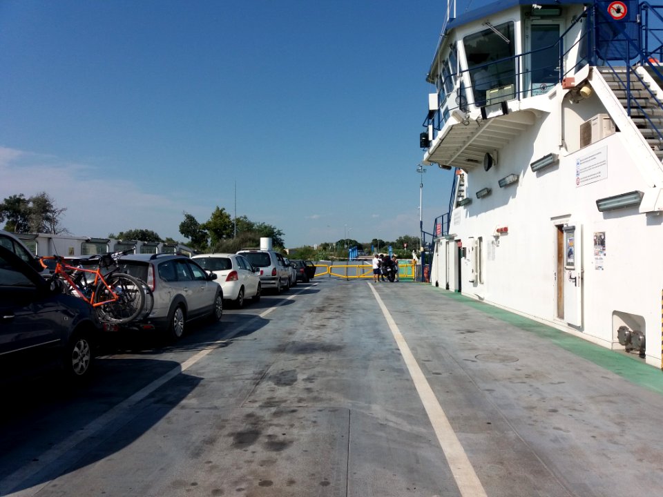 Bac de Barcarin - Le bac à l'arrivée à Port-Saint-Louis-du-Rhône