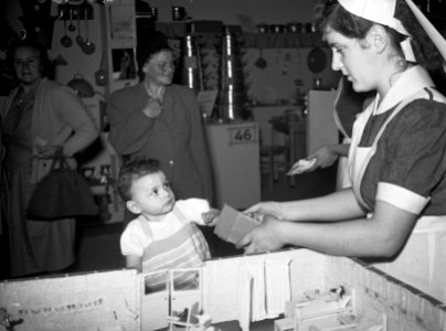 Baby koopt bouwsteen Emma kinderziekenhuis, Bestanddeelnr 902-7874 photo