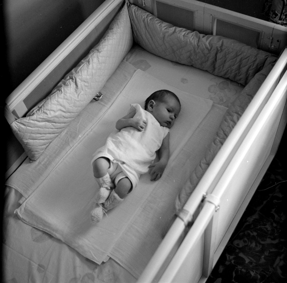 Baby in wieg, Bestanddeelnr 252-3514