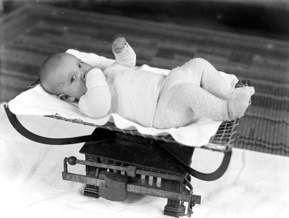 Baby Epko op de weegschaal, Bestanddeelnr 189-0960