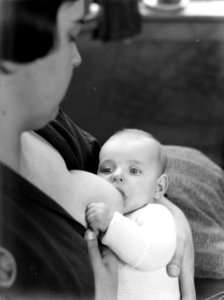 Baby Epko aan de borst van zijn moeder, Bestanddeelnr 189-0956