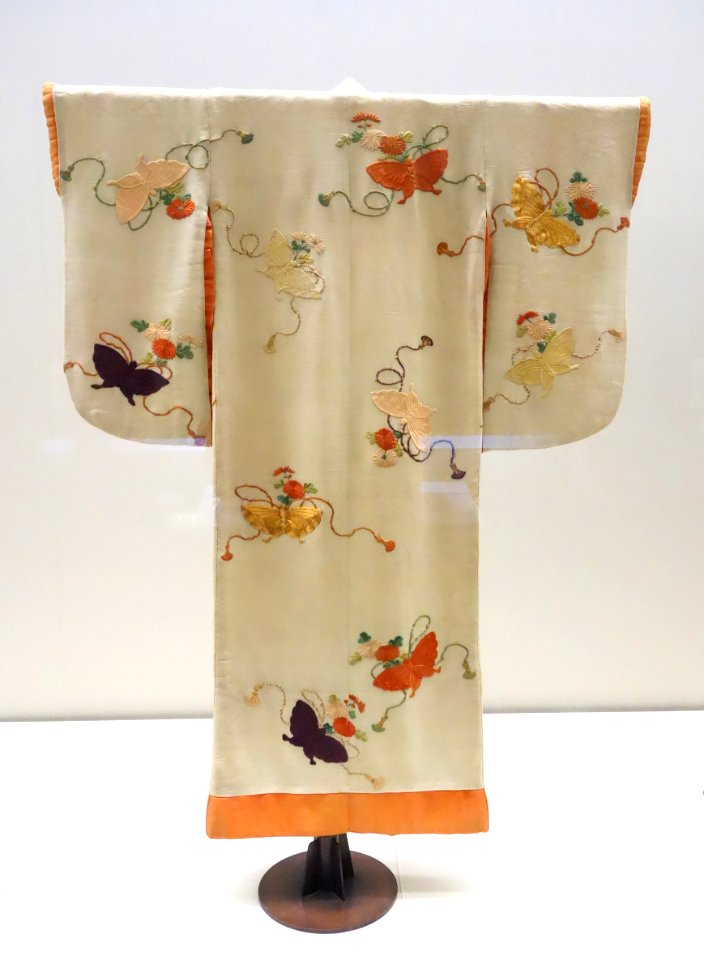Baby's Clothing, Edo period, 19th century, chrysanthemum and butterfly design on white chirimen crepe ground - Tokyo National Museum - DSC06211