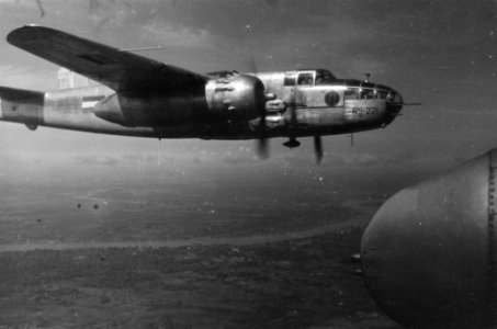 B-25 Mitchell bommenwerper, gezien vanuit de Mitchell bommenwerper waarmee gene, Bestanddeelnr 4980