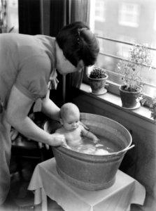 Baby Epko gaat in bad, Bestanddeelnr 189-0958 photo