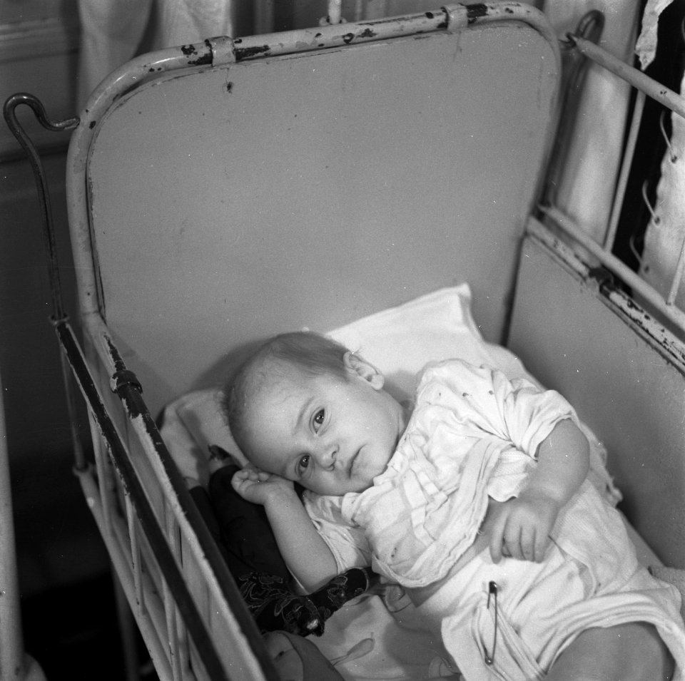 Baby in ledikant, Bestanddeelnr 900-7989