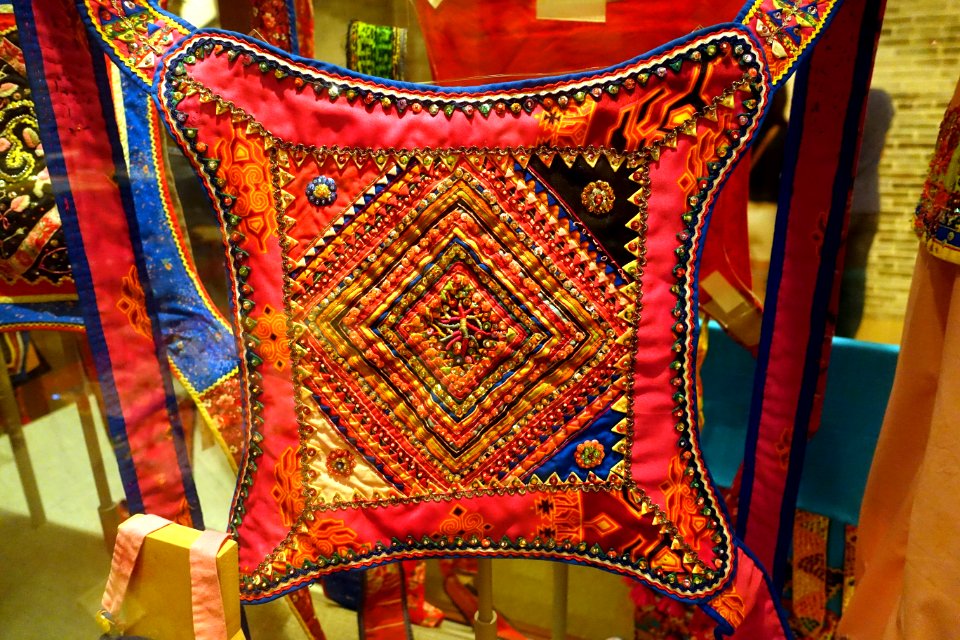 Baby carrier with sequins and beads, Hoklo - Hong Kong Museum of History - DSC00920
