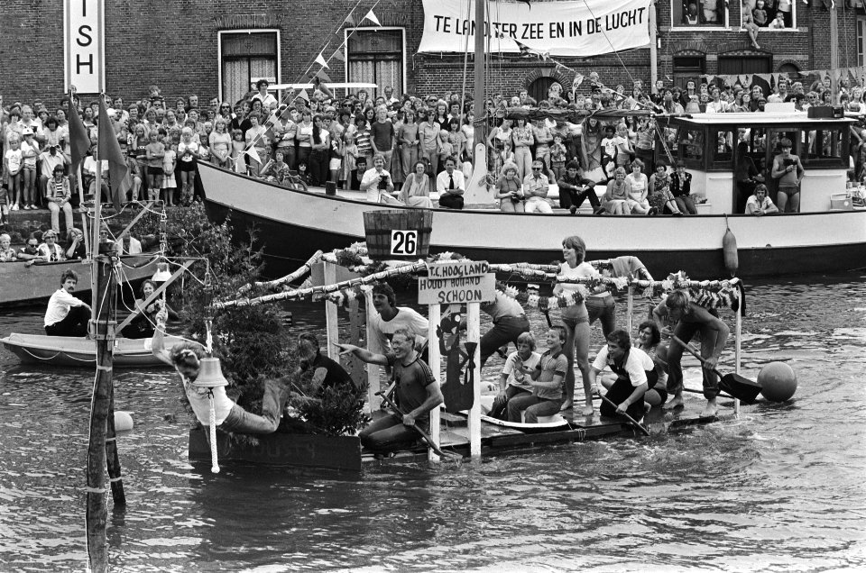 Badkuipraces (tv TROS) overvolle badkuipboot, Bestanddeelnr 929-8414