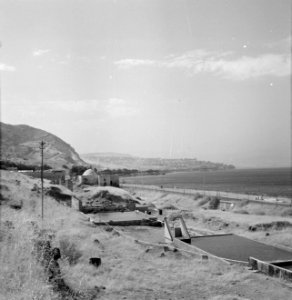 Badhuis met hete bronnen aan de oever van het Meer van Tiberias met zicht op het, Bestanddeelnr 255-4111