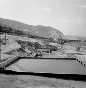Badhuis met hete bronnen aan de oever van het Meer van Tiberias met zicht op het, Bestanddeelnr 255-4113