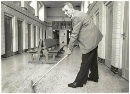 Badmeester van badhuis Schotersingel. NL-HlmNHA 54025836