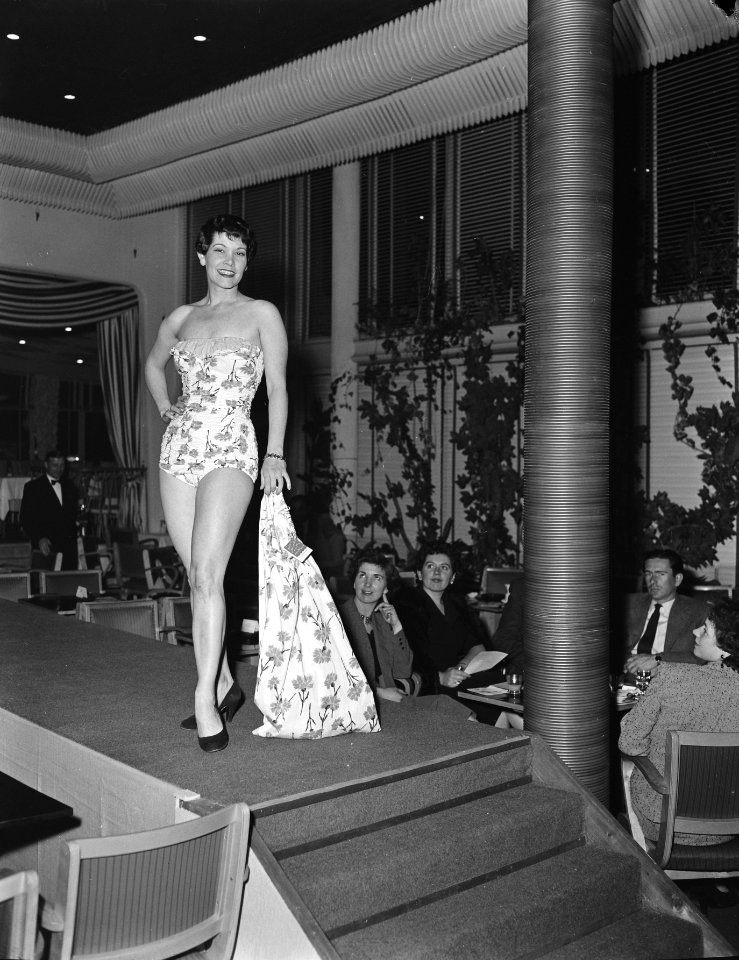 Badpakkenshow in Hotel Bouwens, Zandvoort, Bestanddeelnr 907-0716