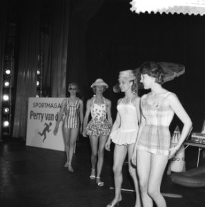 Badpakkenshow in het Citytheater te Amsterdam, Bestanddeelnr 911-2225