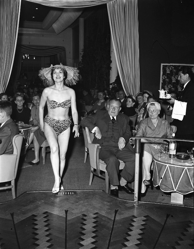 Badpakkenshow in Hotel Bouwens, Zandvoort aangetast, Bestanddeelnr 907-0738