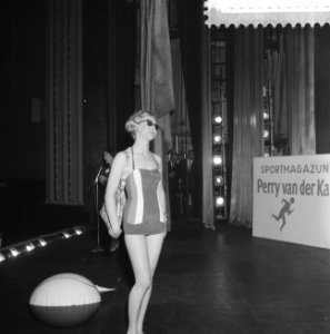 Badpakkenshow in het Citytheater te Amsterdam, Bestanddeelnr 911-2215