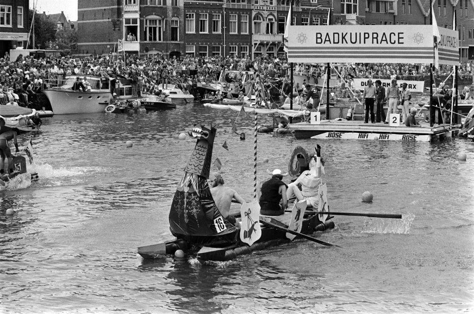 Badkuipraces (tv TROS) overvolle badkuipboot, Bestanddeelnr 929-8416