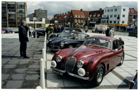 Badhuisplein met klassieke auto's die meedoen aan de Rotary Road Masters voor een goed doel. NL-HlmNHA 54037333
