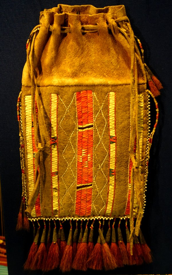 Bag, Eastern Woodland region of North America, skin with porcupine quill ornament - Etnografiska museet - Stockholm, Sweden - DSC01207