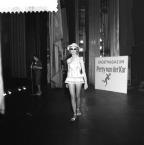Badpakkenshow in het Citytheater te Amsterdam, Bestanddeelnr 911-2222