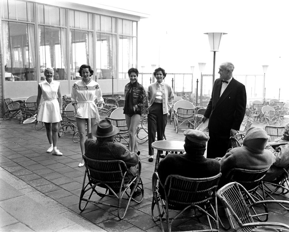 Badpakkenshow bij Hotel Bouwens te Zandvoort, Bestanddeelnr 907-6888