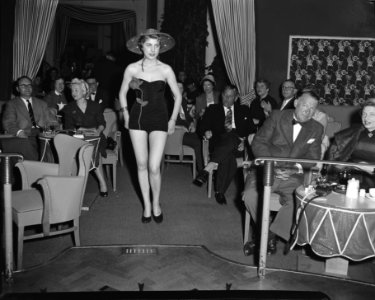 Badpakkenshow in Hotel Bouwens, Zandvoort, Bestanddeelnr 907-0718
