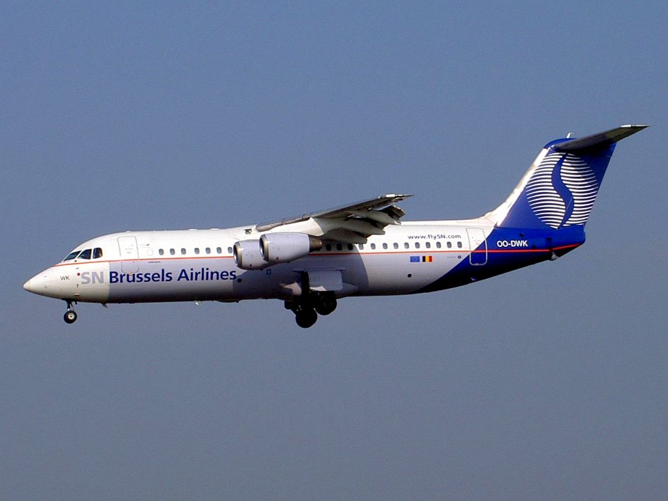 BAE Systems Avro 146-RJ100 Brussels Airlines OO-DWK landing at Zaventem
