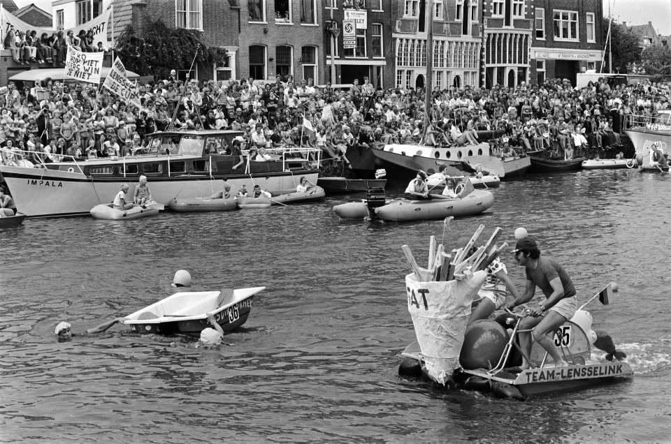 Badkuipraces (tv TROS) overvolle badkuipboot, Bestanddeelnr 929-8415