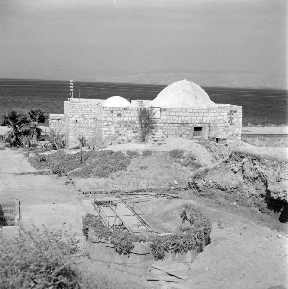 Badhuis met hete bronnen aan de oever van het Meer van Tiberias, Bestanddeelnr 255-4109