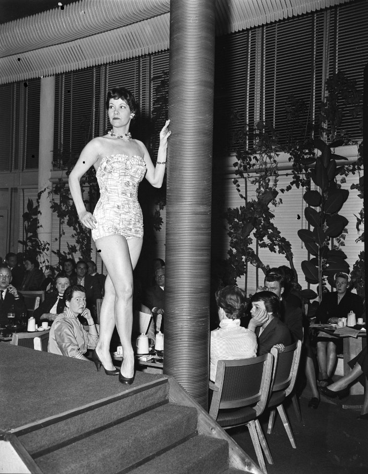 Badpakkenshow in Hotel Bouwens, Zandvoort aangetast, Bestanddeelnr 907-0733